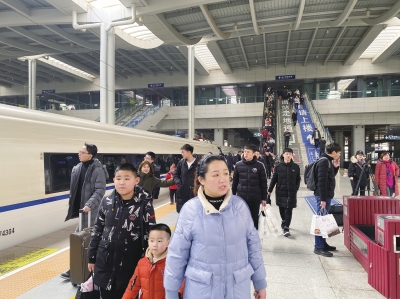 春運(yùn)10天蘭鐵各部門發(fā)送旅客232.8萬(wàn)人