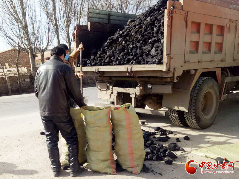 【甘肅全民戰(zhàn)“疫”】雪中送炭！會(huì)寧一企業(yè)為基層防控點(diǎn)捐贈(zèng)10噸愛心煤（圖）