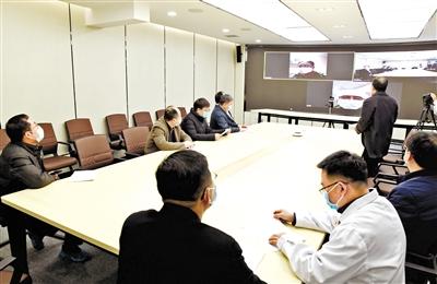 蘭大校長嚴純?nèi)A等視頻連線蘭大一院、二院支援湖北醫(yī)療隊員