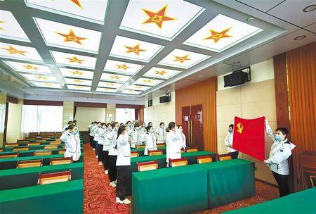 一次難得的黨課——甘肅第二、第三批援鄂醫(yī)療隊預(yù)備黨員宣誓儀式側(cè)記