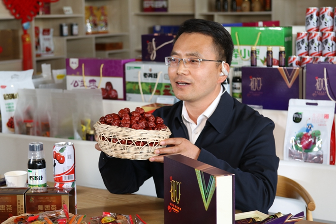 “縣長直播天團”唱響“甘貨春之聲”，售出近30種甘貨1萬余件 開進直播間的網(wǎng)絡(luò)扶貧博覽會，受百萬網(wǎng)友點贊 