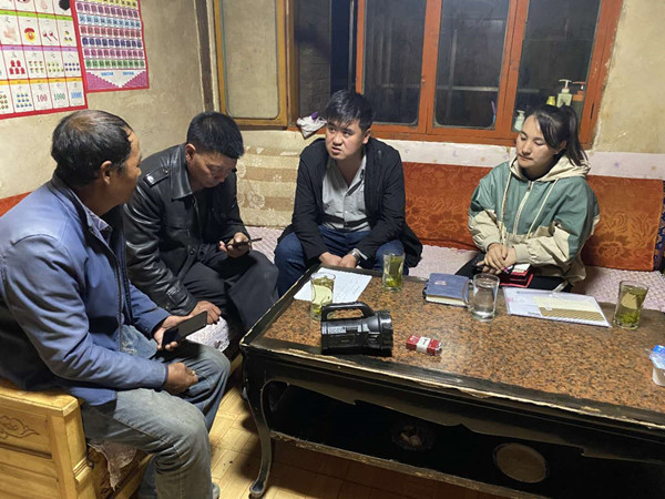 圖為木耳鎮(zhèn)紀(jì)檢干事盧建民（左三）連夜在多壩村多壩組奚連德家中了解受災(zāi)情況，排查安全隱患，并宣傳發(fā)生次生災(zāi)害的相關(guān)知識(shí)。_副本.jpg