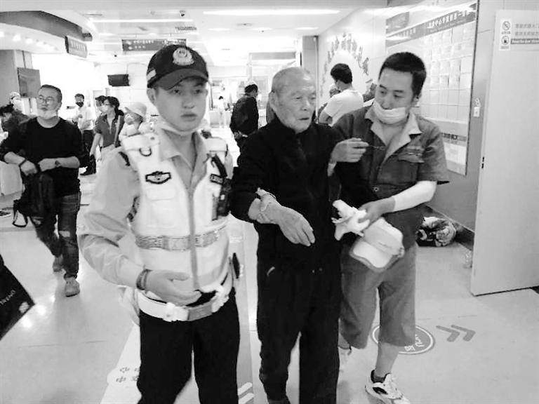 蘭州街頭最美的一次逆行！耄耋老人摔倒街頭 交警的哥合力救助3分鐘