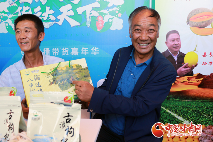 網(wǎng)絡直播帶貨 特色“甘貨”乘“云”走四方（組圖）