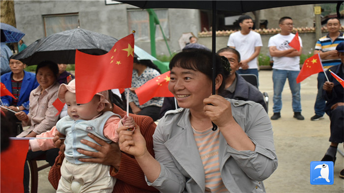 隴南市紀(jì)委監(jiān)委黨員干部與宕昌縣官亭鎮(zhèn)杜家村群眾一起慶祝黨的生日。_副本.jpg