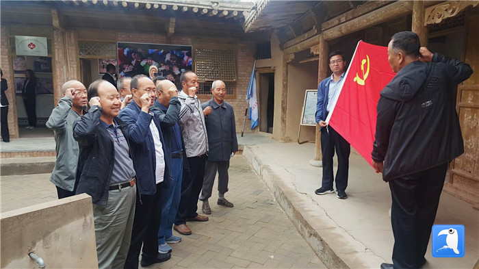 7月1日，臨夏州紀(jì)委監(jiān)委機(jī)關(guān)黨總支組織退休黨支部部分黨員前往東鄉(xiāng)縣布楞溝村史館，開展主題黨日活動(dòng)。_副本.jpg