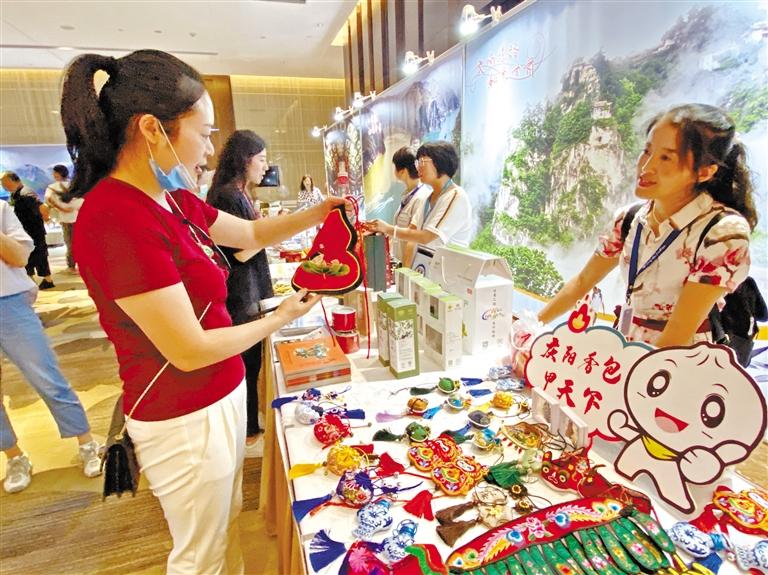 “環(huán)西部火車游”專列駛入美麗山城重慶