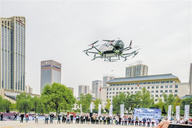 超酷、超刺激！智能駕駛飛行器在蘭載人試飛