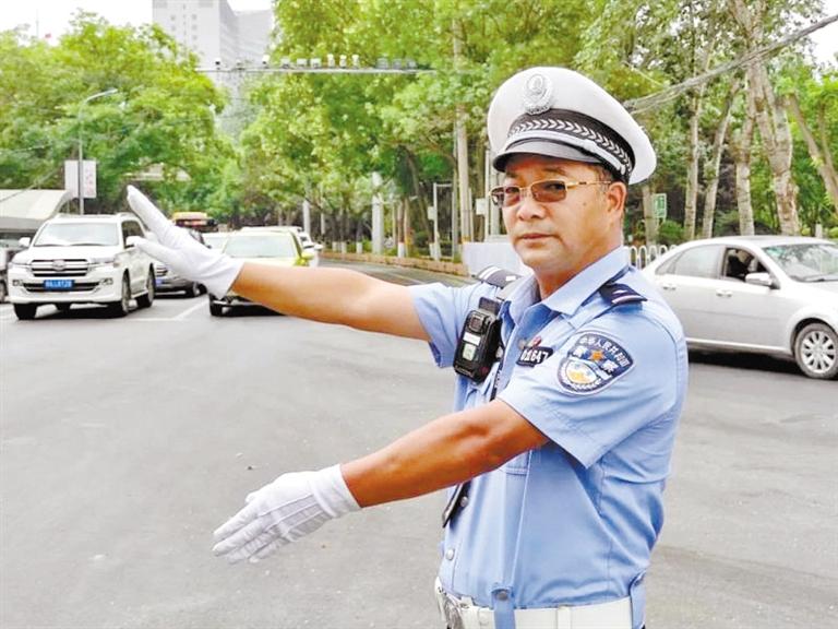 蘭州城關(guān)區(qū)交警大隊(duì)一線老交警馬驍：俯首甘為“老黃?！?>
        </a><em>蘭州城關(guān)區(qū)交警大隊(duì)一線老交警馬驍：俯首甘為“老黃?！?/em></li>
    <li><a  target=