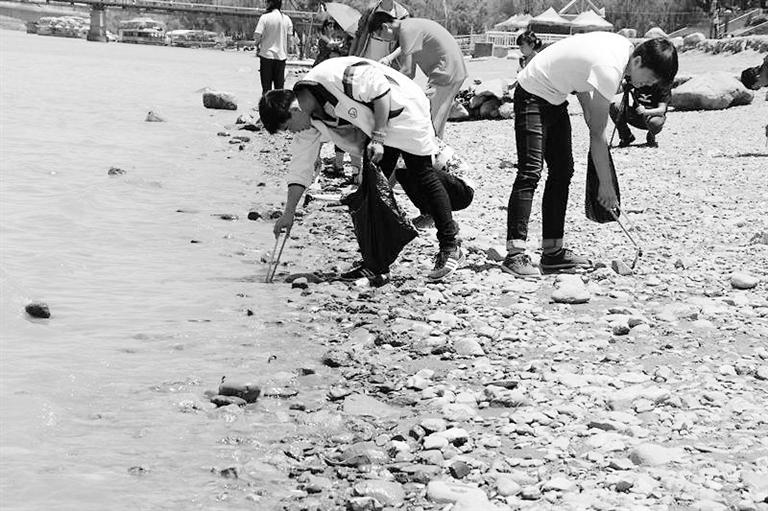 保護(hù)母親河，我們一直在路上……