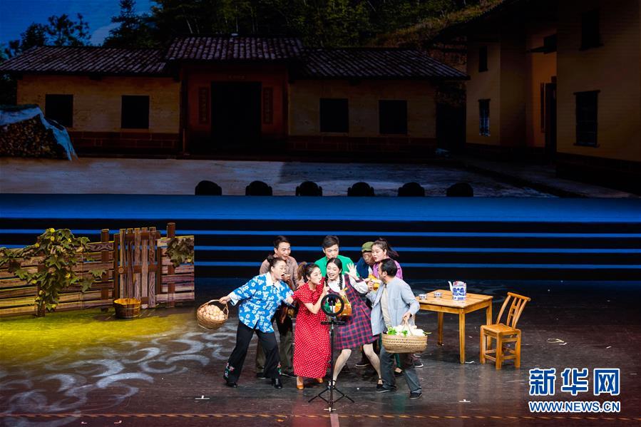 （文化）（1）2020年湖南省“歡樂瀟湘”精準(zhǔn)扶貧優(yōu)秀文藝作品展演在長(zhǎng)沙舉行