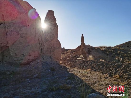 山丹境內的長城是由壕塹和山險為主的漢長城和黃土墻體為主的明長城兩部分組成。 翟繼宗 攝