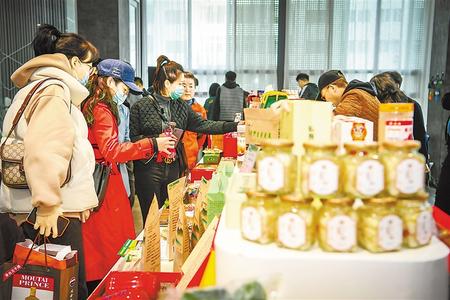 今天，在這里聽榆中的脫貧故事 ——榆中縣“脫貧攻堅宣傳周”發(fā)布活動暨脫貧攻堅主題成就展啟動側記