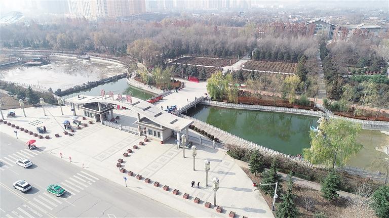 　初冬時節(jié)，臨夏市東郊公園里,楓樹、松柏、云杉等樹木色彩斑斕