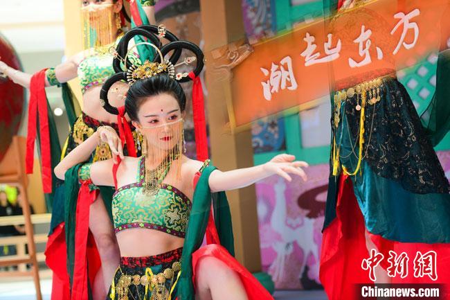 圖為今年9月5日，在重慶亮相的敦煌博物館“潮起東方”主題活動(dòng)現(xiàn)場(chǎng)。敦煌博物館供圖