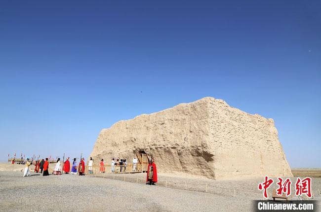 數(shù)十位身著古裝的女性通過體驗賞漢舞、習(xí)漢禮、吟誦詩詞等中華傳統(tǒng)文化，再現(xiàn)古絲綢之路的繁華盛景?！⊥踺?攝