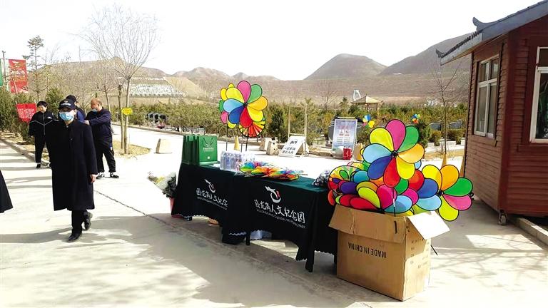 最新款的風(fēng)車祭祀亮相甘肅臥龍崗人文紀念園