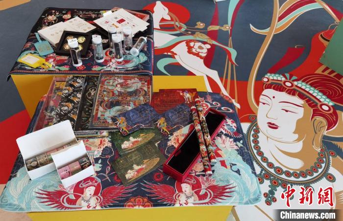 60余類敦煌主題的文創(chuàng)產(chǎn)品讓人愛不釋手?！《∷?攝