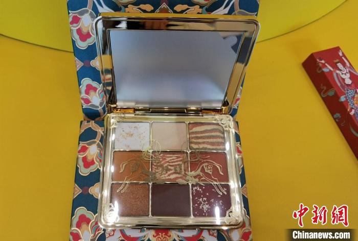 圖為取材壁畫色彩的敦煌美妝?！《∷?攝