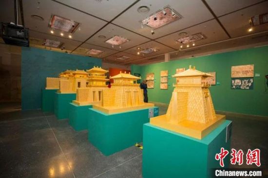 圖為呈現(xiàn)敦煌壁畫(huà)中的建筑和園林之美的復(fù)原模型。(資料圖) 敦煌研究院供圖