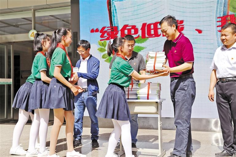 甘肅省生態(tài)環(huán)境廳開展送書進?；顒?>
        </a><em>甘肅省生態(tài)環(huán)境廳開展送書進?；顒?/em></li>
    <li><a  target=