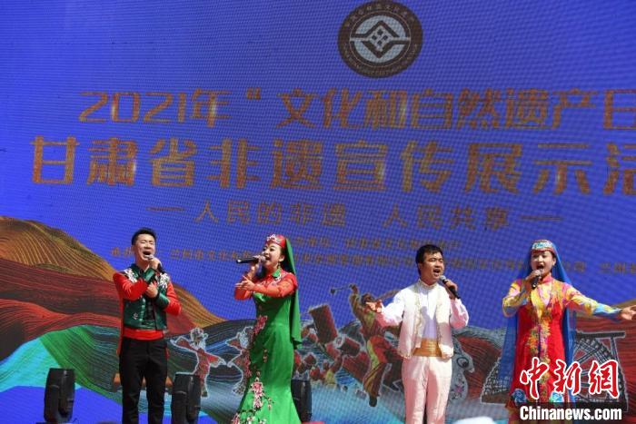 圖為甘肅臨夏回族自治州非遺傳承人演唱花兒?！钇G敏 攝