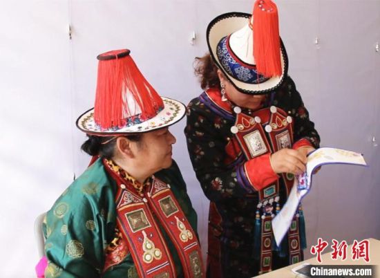 圖為用活態(tài)傳習(xí)的模式促進裕固族非物質(zhì)文化遺產(chǎn)的保護傳承。　史靜靜 攝