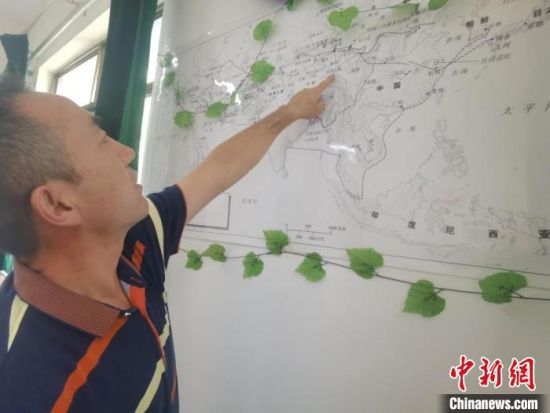 圖為甘肅省社會(huì)科學(xué)院絲綢之路研究所所長(zhǎng)侯宗輝指出《絲綢之路古文明》課題組考察線路?！￠Z姣 攝