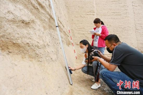 科技保護讓長城價值的真實性和完整性得到有效延續(xù)和傳承。圖為文物工作者正在測量關(guān)城的相關(guān)數(shù)據(jù)?！「哒?攝
