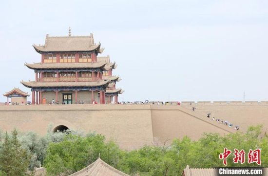 歷經(jīng)數(shù)十載保護(hù)修繕的古老關(guān)城得以延年益壽，成為了海內(nèi)外游客“絲路游”的必經(jīng)打卡地?！「哒?攝