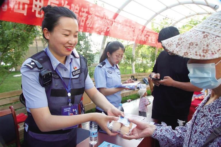 “獨(dú)門(mén)秘籍”打造“無(wú)詐社區(qū)”——蘭州七里河公安分局小西湖派出所社區(qū)民警王瓊守護(hù)轄區(qū)居民錢(qián)袋子