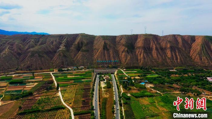 甘肅榆中造養(yǎng)結合十數(shù)年荒山改綠 野生動物?！奥睹妗?>
        </a><em>甘肅榆中造養(yǎng)結合十數(shù)年荒山改綠 野生動物常“露面”</em></li>
    <li><a  target=