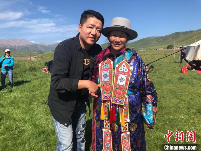 圖為拍攝紀(jì)錄片《西茂的婚禮》期間，張輝剛(左)與裕固族老人合影留念。(資料圖) 張輝剛供圖