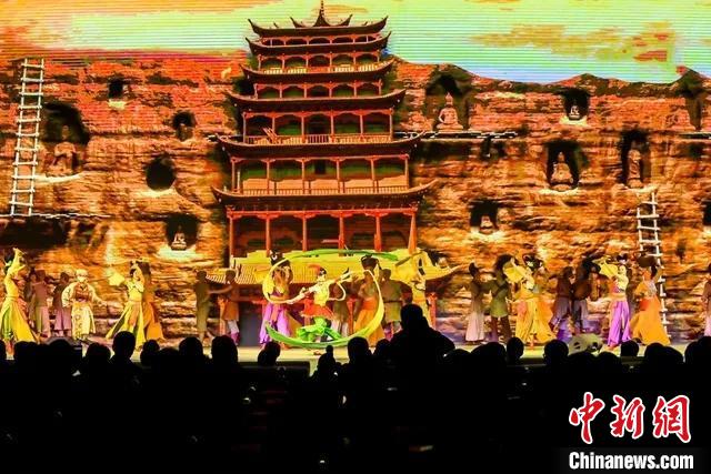 開幕式文藝展示“相約敦煌”，通過數(shù)字技術(shù)將莫高窟“搬到”演出現(xiàn)場?！「拭C省文化和旅游廳供圖