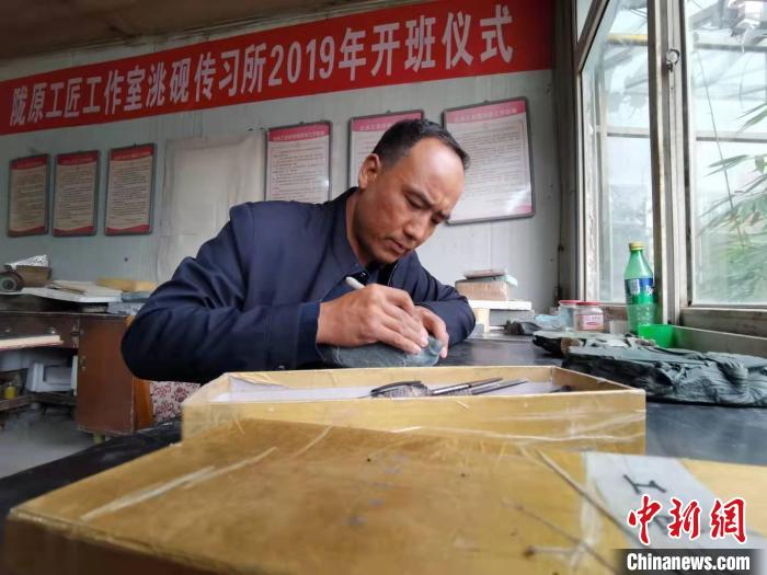 甘肅卓尼洮硯融合文化提升內(nèi)涵：不只一硯一銘，還要一盒一拓