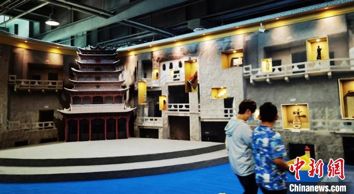 該展覽還借助科技手段，復原“藏經(jīng)洞”場景，將莫高窟“搬進”展廳。　丁思 攝