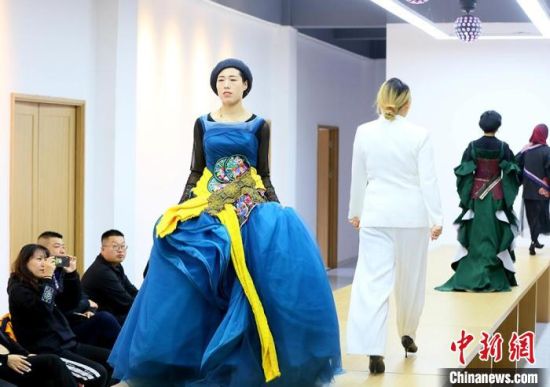 東鄉(xiāng)繡娘在T臺(tái)走秀?！「哒?攝