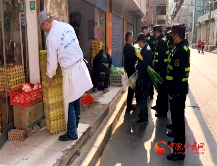 【甘快看·疫情防控甘肅在行動(dòng)】蘭州市城管委嚴(yán)查占道經(jīng)營擺攤設(shè)點(diǎn)行為