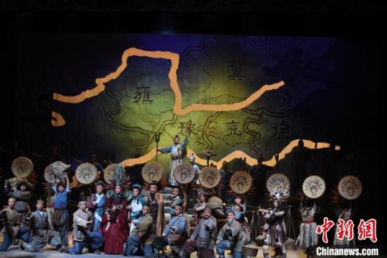 作為隴劇“梅花”，雷通霞在《大禹治水》中甘當(dāng)“綠葉”，該劇推出后，反響十分熱烈。(資料圖) 楊艷敏 攝