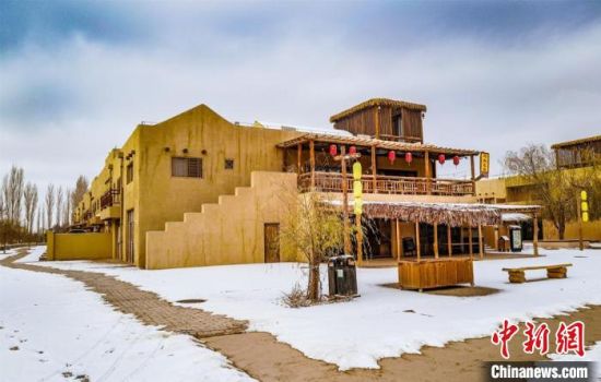 雪落敦煌月牙泉小鎮(zhèn)?！⊥醣筱y 攝