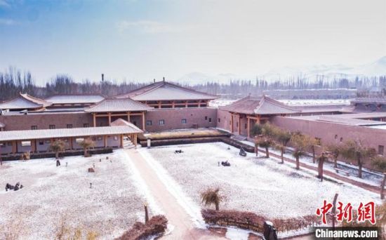 圖為雪落大漠古堡——敦煌山莊?！⊥醣筱y 攝