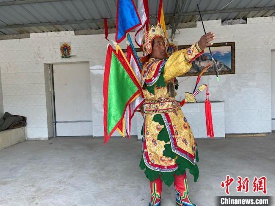 圖為完代才讓在外木村戲臺(tái)出演?！∷巫雨?攝