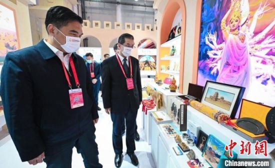 圖為甘肅省副省長孫雪濤(左)與甘肅省文化和旅游廳廳長陳衛(wèi)中(右)一同參觀“甘肅館”?！「拭C省文化和旅游廳供圖