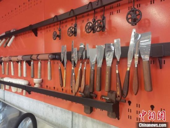 圖為徐晉林制作雕版敦煌壁畫(huà)所用工具。　閆姣 攝