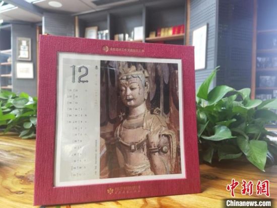 圖為徐晉林制作的敦煌題材的手工書(shū)《走進(jìn)沙漠敦煌——莫高窟與藏書(shū)票藝術(shù)》，深受讀者喜愛(ài)。　閆姣 攝