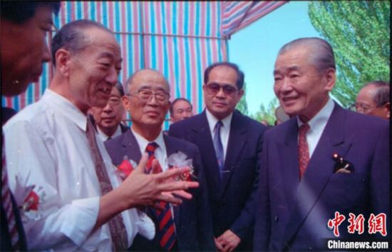 1994年8月，時任日本首相竹下登(右一)與時任敦煌研究院院長段文杰在莫高窟親切交談。中新社發(fā) 婁婕 供圖