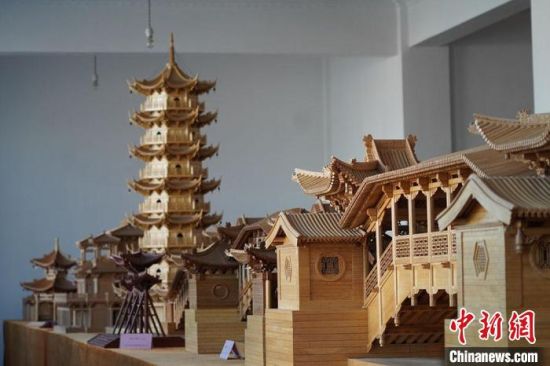 圖為古建筑模型制作技藝傳習(xí)所展廳內(nèi)的微縮古建筑作品。　九美旦增 　攝