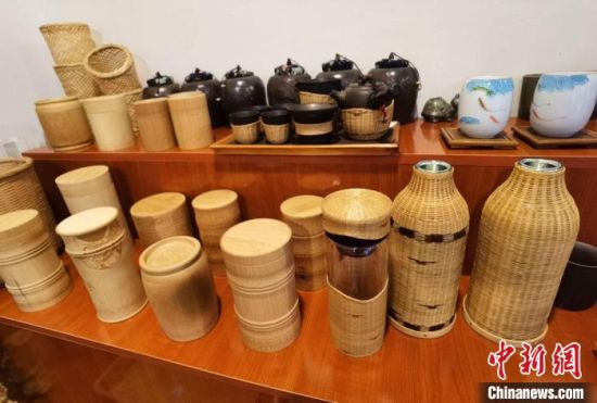 圖為展陳的一件件精致可愛的竹編農(nóng)具工藝品。　馮志軍 攝