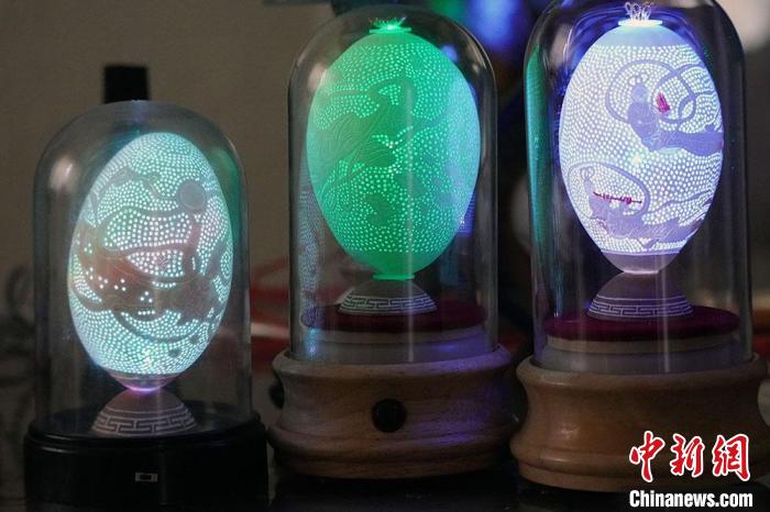 圖為以敦煌飛天為元素的蛋雕作品。　九美丹增 攝