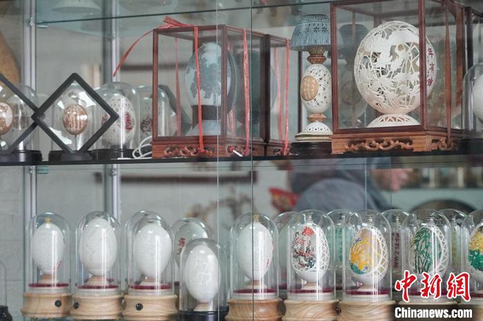 圖為吳義澤收藏柜內(nèi)的蛋雕作品?！【琶赖ぴ?攝